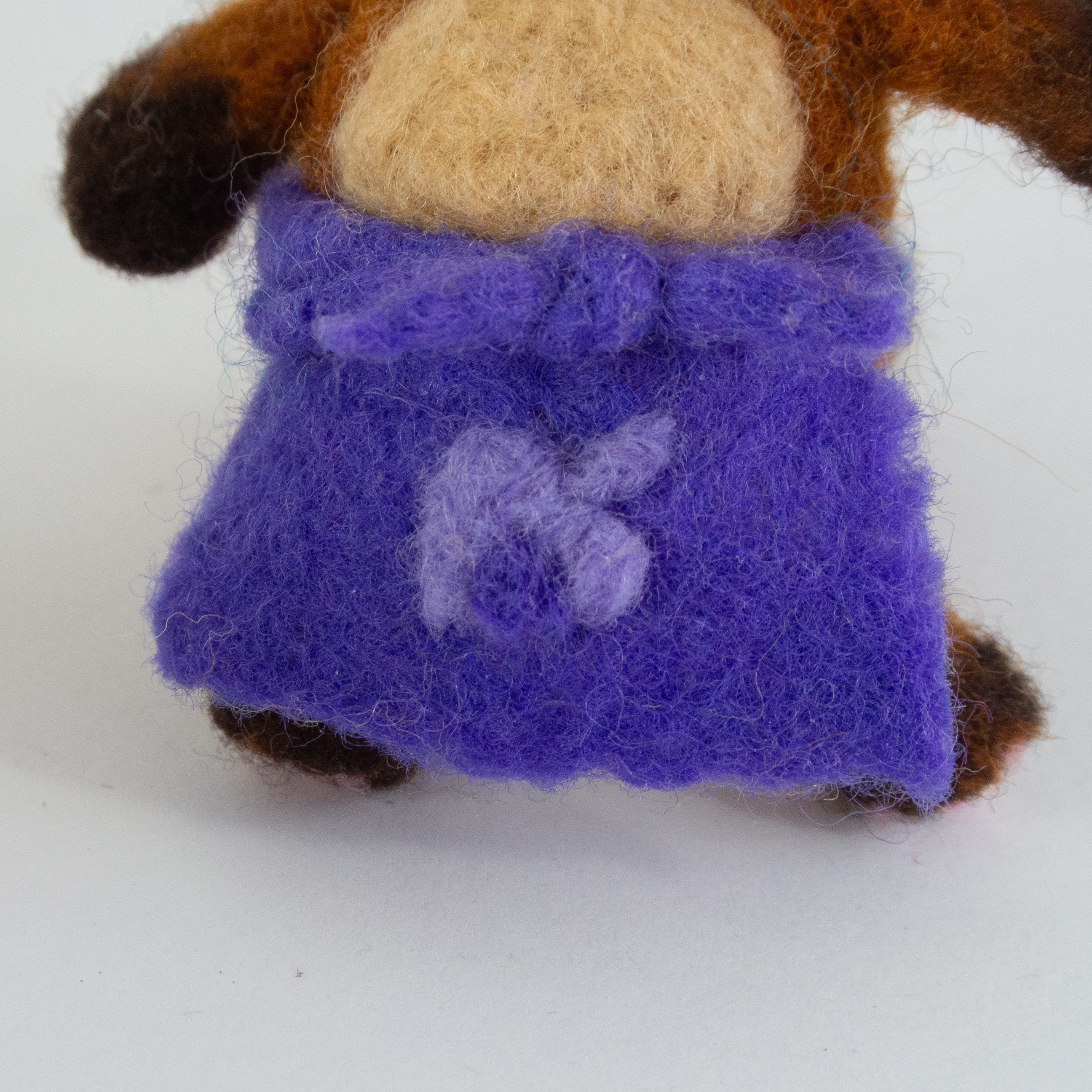 Detailaufnahme der gefilzten Schürze eines Nooks