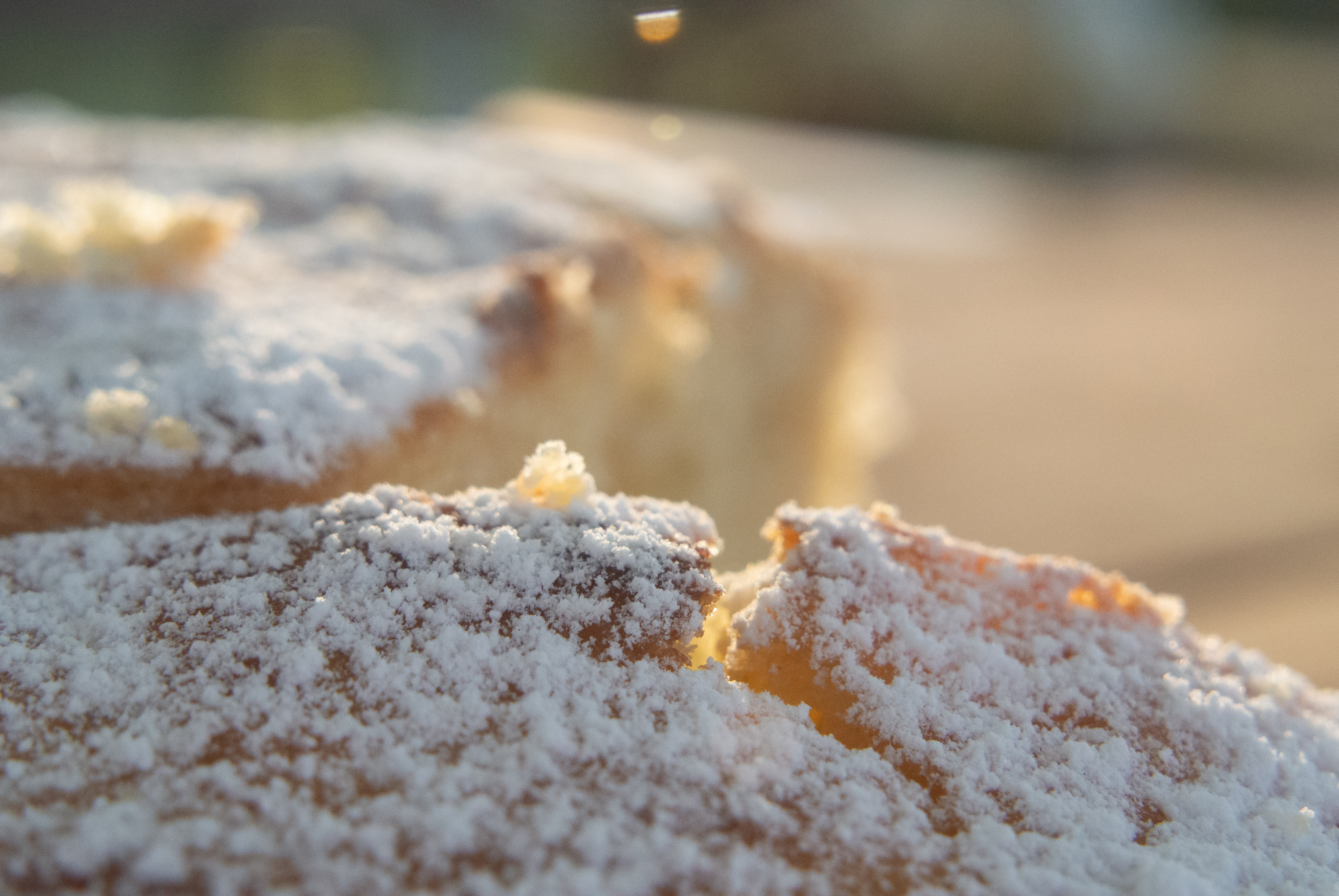 Nahaufnahme eines Kuchens mit Puderzucker