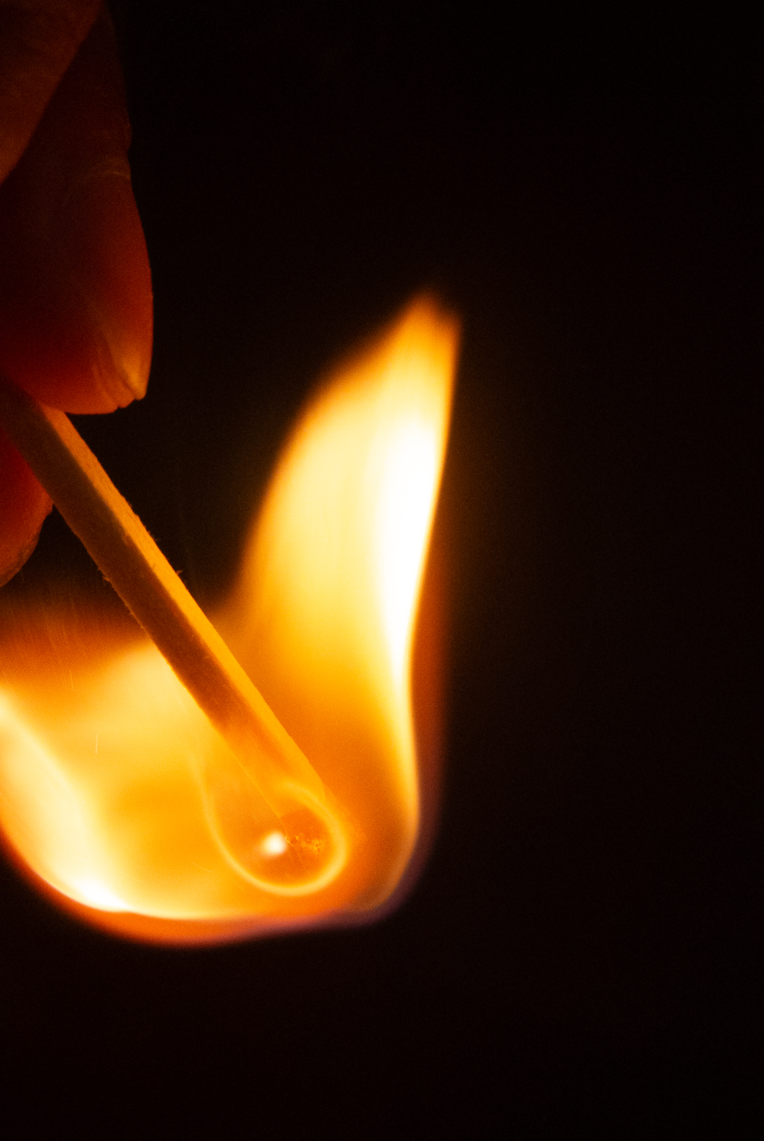 Nahaufnahme eines frisch entzündeten Streichholzes